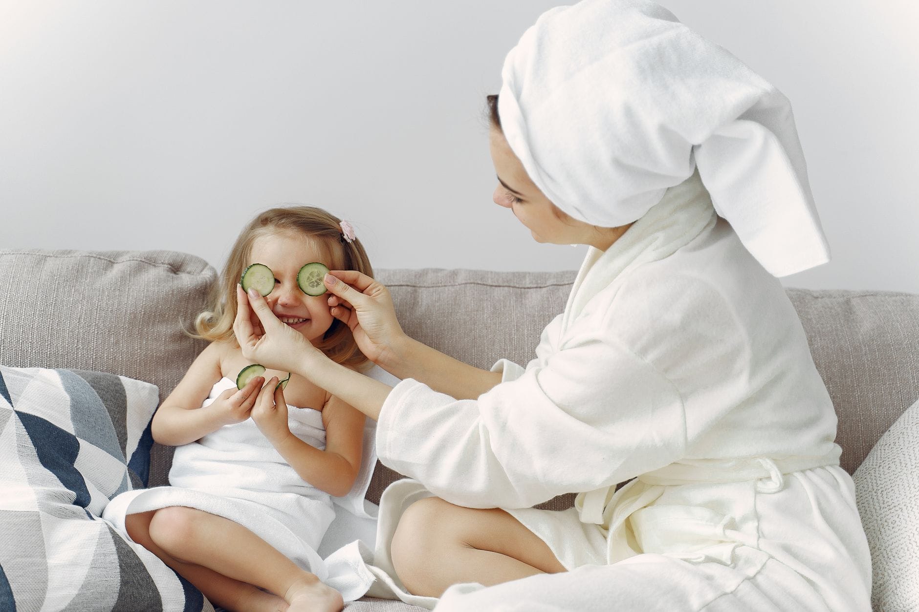 Mama i córka relaksują się w domowym spa z plasterkami ogórka